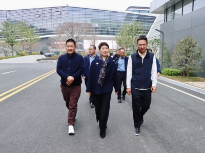 海宁市政协主席杨琳琳一行莅临铂固电子科技参观交流